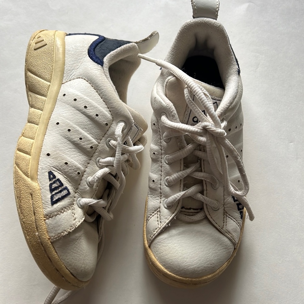 Girls adidas tennis sneakers SZ 1 white /navy